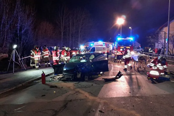 Großeinsatz für die Rettungskräfte und die Feuerwehr am Unfallort.