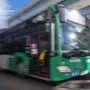 Eine Frau im Bus wurde leicht verletzt (Symbolfoto)