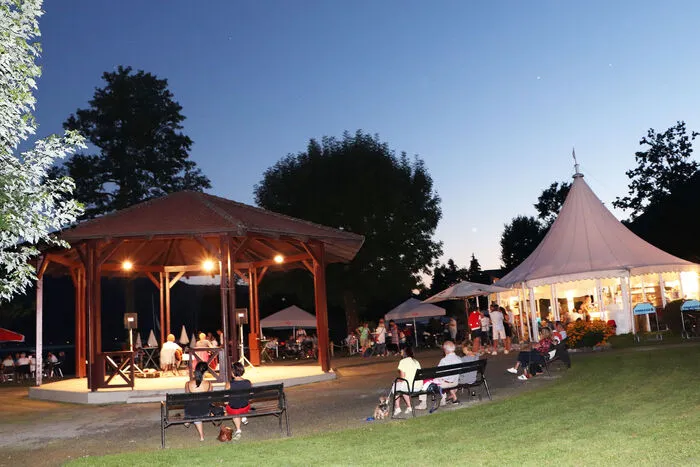 Der Pavillon im Park am See.