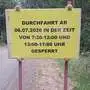 Ein quadratisches Schild zeigt die Sperrstunden an 