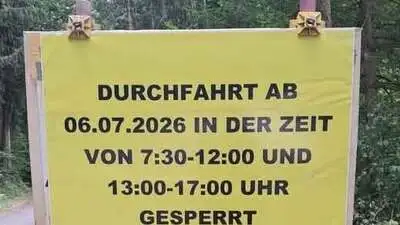 Ein quadratisches Schild zeigt die Sperrstunden an 