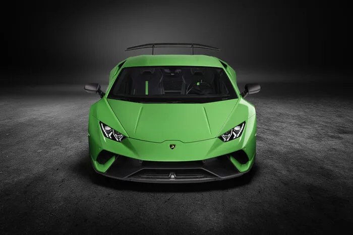 Der Performante verfügt über ein System namens Aerodinamica Lamborghini Attiva (ALA), wobei ALA zufälligerweise auch das italienische Wort für Flügel ist. Es bietet eine aktive Verteilung der aerodynamischen Last, entweder für hohen Abtrieb oder für niedrigen Luftwiderstand.