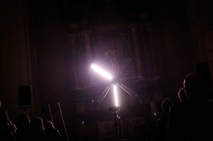 ... dann folgte Peter Kutins installative Performance "Torso#1" ...