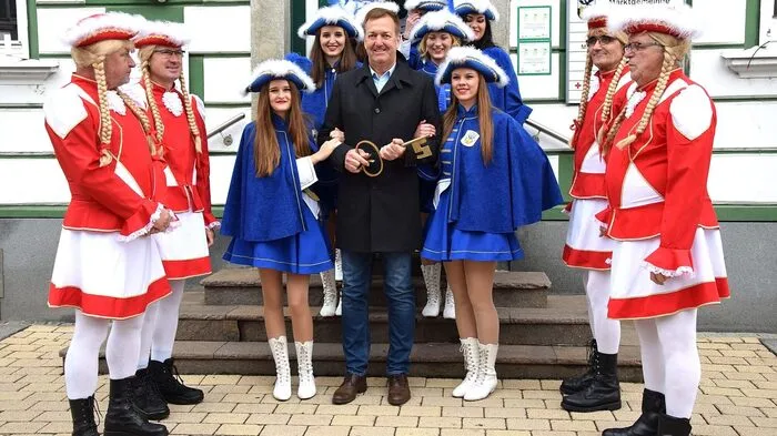 Wie jedes Jahr setzte die Faschingsgilde Straß auch heuer zum Sturm auf das Rathaus der Marktgemeinde an.