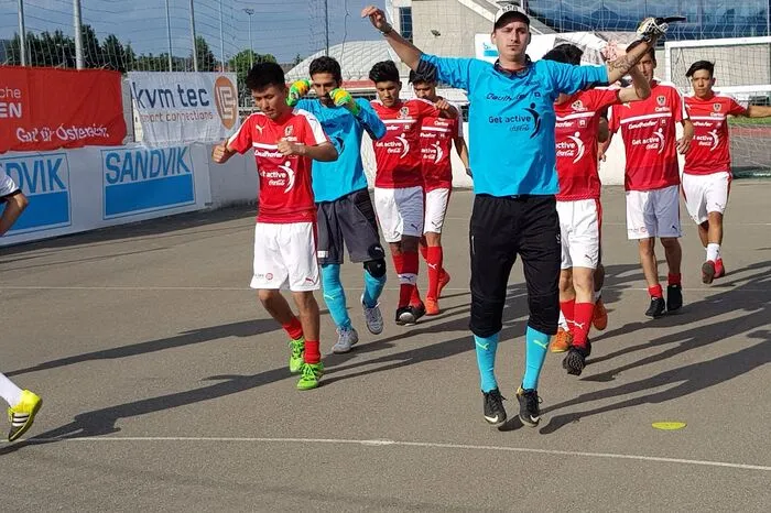Der soziale Straßenfußball gilt für die Teamkicker – egal ob Obdachloser, Flüchtling oder ehemaligen Süchtigen – als Anker und Hoffnung zum Wiedereinstieg in einen lebenswerten persönlichen und beruflichen Alltag.