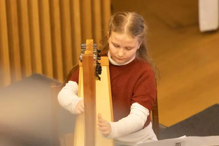 Die Bandbreite reichte von klassischen Etüden von F. Sor bis hin zu modernen Welthits wie Coldplays „Viva la vida“. 