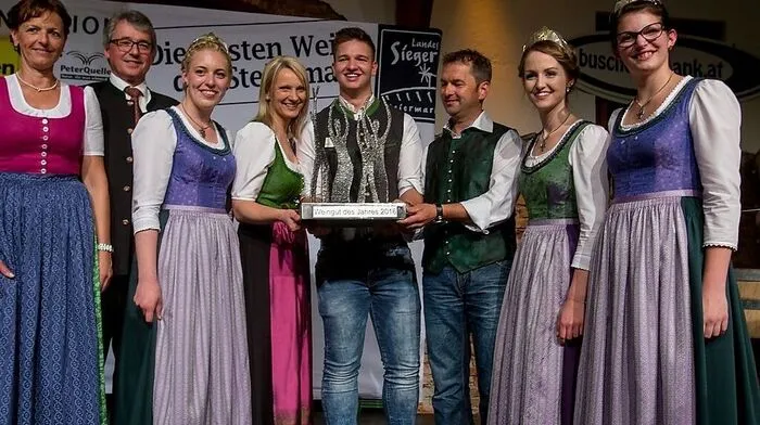 Liane, Florian und Manfred Lieleg (mitte) nahmen die begehrte Trophäe bei der Gala in Graz entgegen 