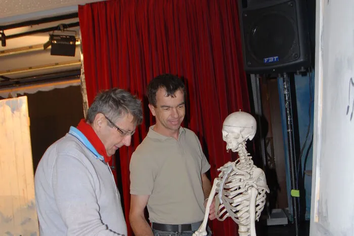 Regisseur Felix Neuherz und Bühnentischler Martin Hartinger
