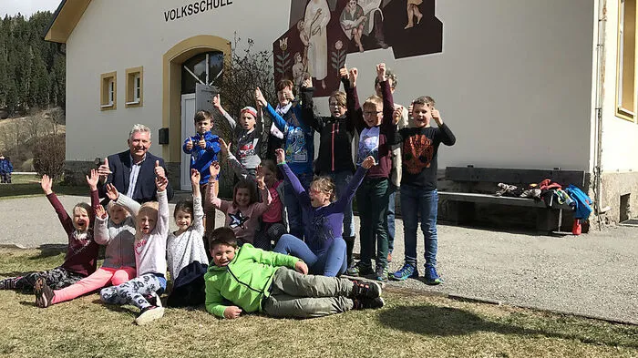 Jubel bei Schülern, Direktorin und Bürgermeister