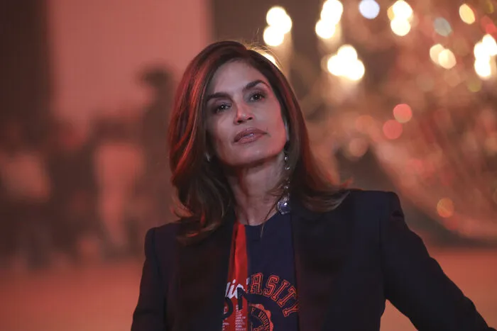 ... lief ebenso über den Laufsteg wie ihre Mutter Cindy Crawford. Auch andere Supermodels ...