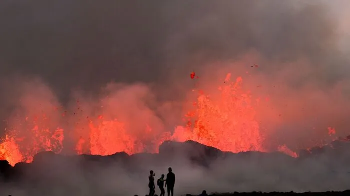 Auf Island sprudelt einmal mehr glutrote Lava aus der Erde. Es ist der dritte Vulkanausbruch im dritten Jahr in Folge. Der Ausbruch hatte sich wie bereits vorherige Eruptionen in dem Gebiet mit Tausenden teils kräftigen Erdbeben angekündigt. Am Montag meldete die staatliche Wetterbehörde Vedurstofa dann schließlich, dass die Eruption gegen 16.40 Uhr begonnen habe. In der Nacht auf Dienstag sprach die Behörde von einer mittlerweile gut 900 Meter langen Erdspalte und deutlich schneller fließender Lava als bei den vorherigen Ausbrüchen in der Gegend.