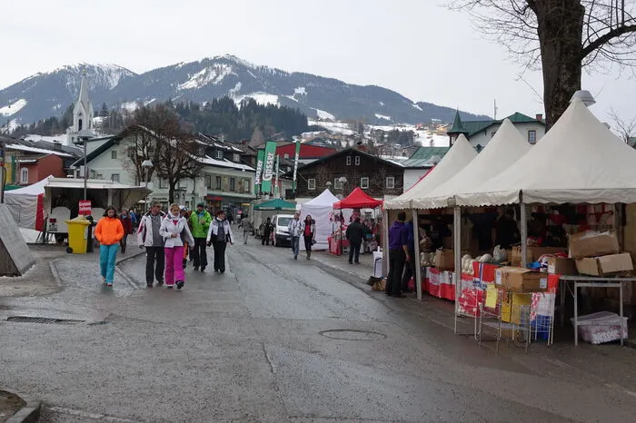 Die ersten Besucher bummeln schon durch die Stadt