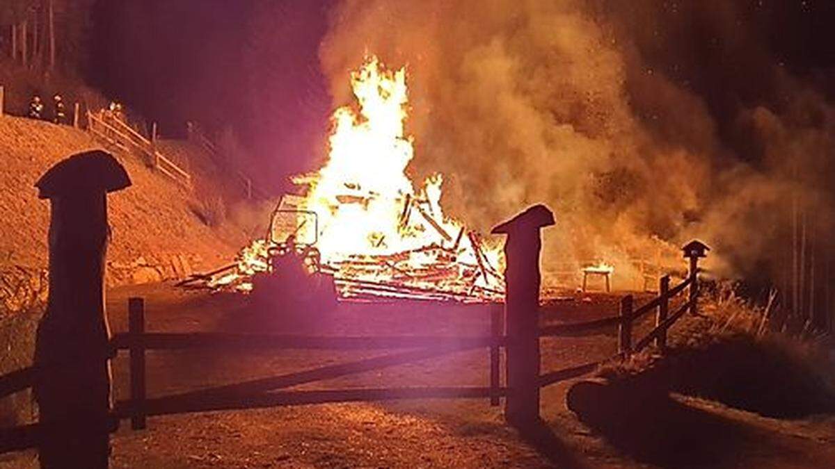 Als die Feuerwehren eintrafen, stand die Almhütte bereits in Vollbrand