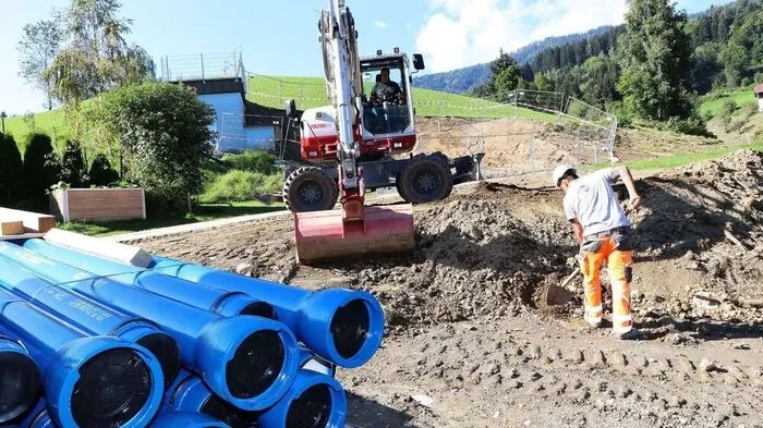 Oben: Derzeit werden Leitungen erneuert.