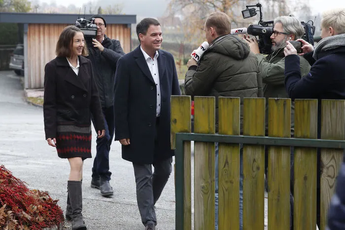 Mit dabei: Gattin Ulrike. Der SPÖ-Chef zeigte sich locker: "Es geht mir richtig gut, nach dem letzten Schichtbier gestern habe ich einmal richtig durchschlafen können und überraschenderweise ist der Gregor (sein Sohn, Anm.) auch später gekommen, also ich gehe ausgeschlafen in den Tag." Beim Einwerfen seines Stimmzettels in die Wahlurne unterstrich er vor Medien - die nach Erlaubnis des Wahlleiters mit ins Wahllokal durften: "Ich verrat's euch: Ich habe Zukunft gewählt."