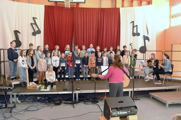 Mit viel Einsatz und Freude zeigten die jungen Sängerinnen und Sänger ihr Können und wurden dafür mit Applaus belohnt. Hier zu sehen: Der Chor der VS St. Georgen/Judenburg
