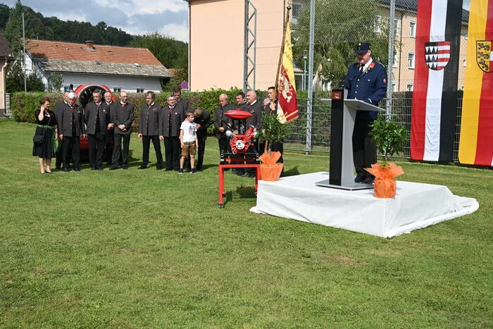 Daher kann die Feuerwehr mittlerweile auf 150-jährige Geschichte zurückblicken. Zahlreiche Vereine kamen zum Festakt.