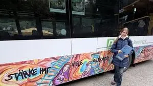 Nora Bermejo Sanz siegte mit ihrem Linienbus-Design zum Thema „Stärke hat viele Gesichter – Zeit sie zu sehen“