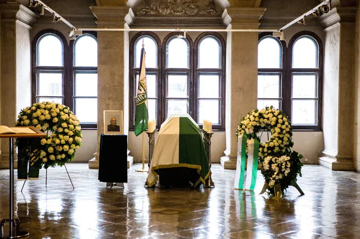 Auch ein Kondolenzbuch liegt bereit. Bis etwa 12 Uhr ist der Leichnam des früheren Landesrats im Steinernen Saal im Landhaus aufgebahrt.