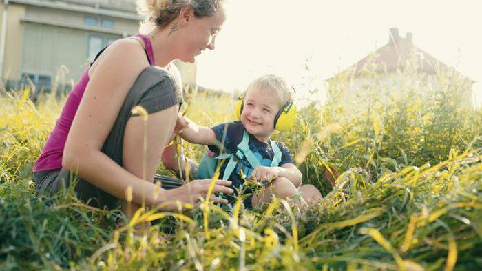 David mit seiner Mama Katrin - er trägt den Gehörschutz, wegen der äußeren Reize, die ihm oft zu viel werden