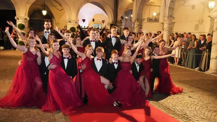 Dem Ballmotto „Edel im Abgang“ gerecht wurden auch die Farben der Ballkleider, in denen die Damen die Polonaise gestalteten: rubinrot und weiß