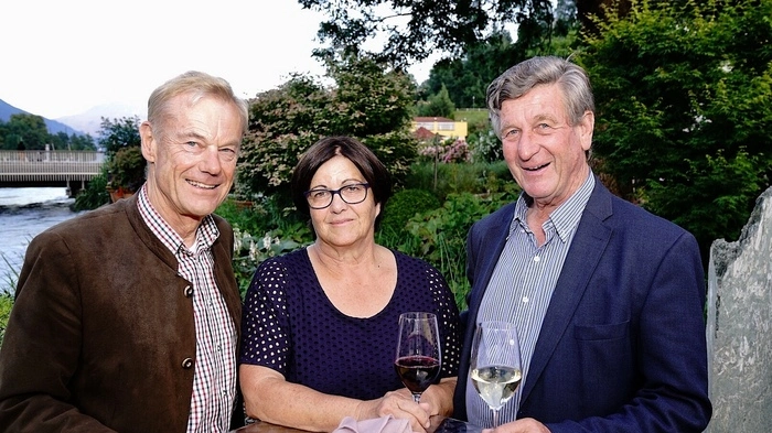 Gastgeber Elfriede und Karl Winkler mit Arnold Riebenbauer