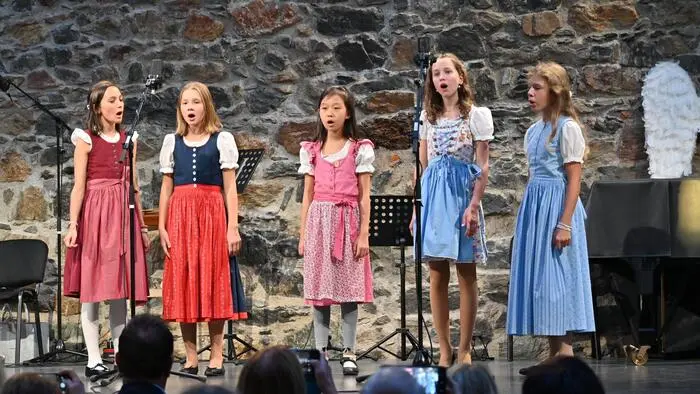 Wenn junge Menschen ihre Talente auf die Bühne bringen und damit gleichzeitig anderen Menschen helfen, bekommt ein Konzert eine besondere Bedeutung. Unter dem Motto „Berührende Kraft junger Talente“ luden Angeli und der Kiwanis-Distrikt Österreich zu einem besonderen Benefizabend auf die Burg Taggenbrunn.
