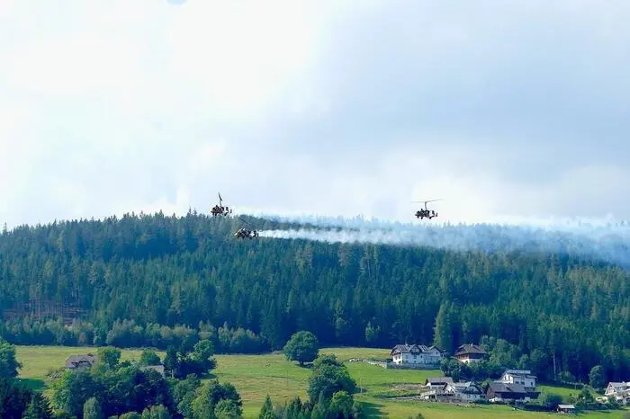 Eine Red Bull-Kunstflug-Show brachte die Besucherinnen und Besucher zum Staunen. Beim Bezirksforstwettbewerb der Landjugend waren Sicherheit, Schnelligkeit und Präzision gefragt. 