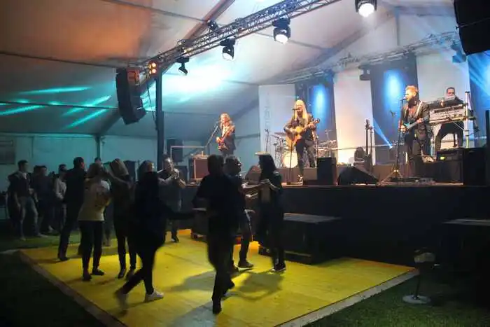 Mit vielen Liedern zum Tanzen spielte die Band "Meilenstein" im Partyzelt auf.