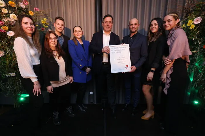 Michael Luger & 5 AK der HAK Grazbachgasse entschieden die Kategorie "Soziales Gewissen" für sich. Sie erforschten die Biographien von jüdischen Schülern der HAK-Grazbachgasse, die in der NS-Zeit die Schule verlassen mussten. Johann Scheuch von der AK Steiermark gratulierte den Gewinnerinnen und Gewinnern.