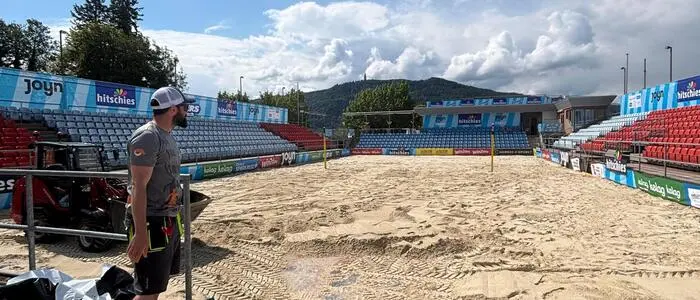 Veranstalter Marcus Mitzner blickt auf den noch im Aufbau befindlichen Center Court