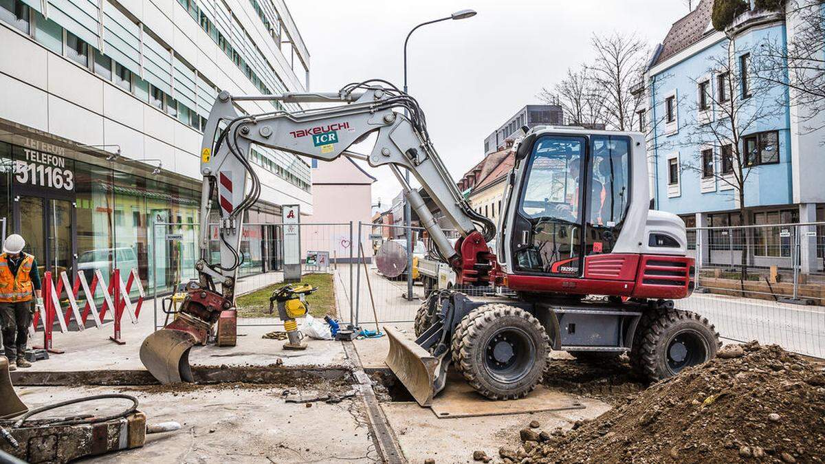 In der St. Veiter Straße zwischen dem St. Veiter Ring und der Kraßniggstraße gibt es immer wieder Bauarbeiten