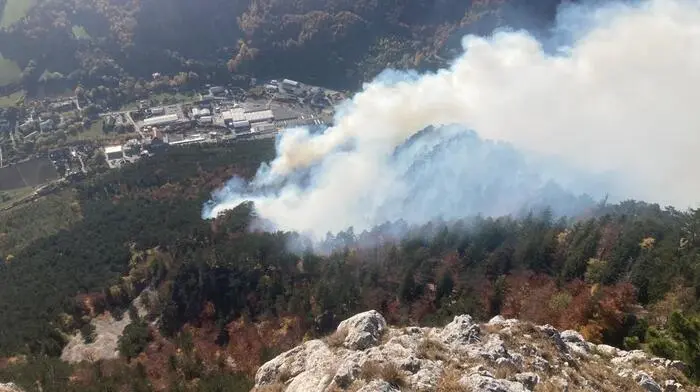Bei dem riesigen Waldbrand in Hirschwang in der Marktgemeinde Reichenau a.d. Rax bereitet den Einsatzkräften starker Wind große Sorge, der für Donnerstag prognostiziert ist.