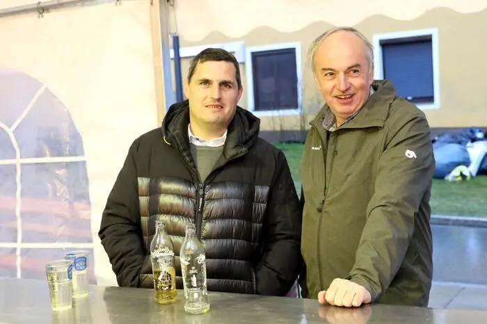 Aufgrund von Starkregen und Windböen suchten die Besucher in den Festzelten Unterschlupf.