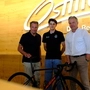 TVB-Obmann Franz Theurl, Radprofi Felix Rützler und Tour-of-Austria-Direktor Thomas Pupp stehen mit einem Rennrad in den Räumen des Tourismusverbands