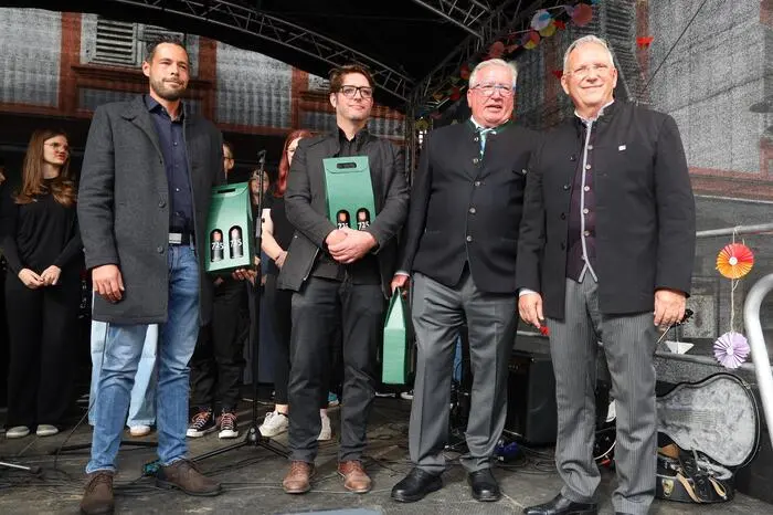 Die Planung und Gestaltung des neuen Hauptplatzes erfolgte durch den Verkehrsplaner Hans Rauer (2. v. r.) und Architekten Stefan Piber. Die Kosten betrugen 1,7 Millionen Euro