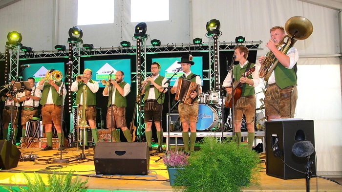 Ein Höhepunkt war am Sonntag der Radio Steiermark Frühschoppen, den Paul Prattes moderierte. Zum Einstieg in das Radioprogramm spielte die Ligister „Schülcherleitnmusi“ auf, auch das „Schneiderwirt Trio“ und „Ligist 3“ machten beste Werbung für unsere Region.