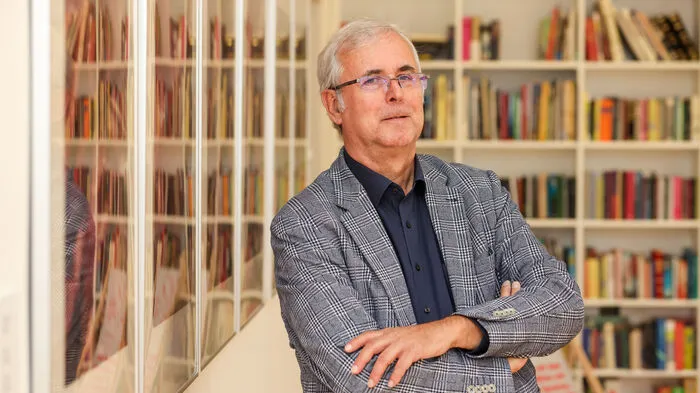 Heimo Strempfl in der Literaturlounge des Musilmuseums, die für Veranstaltungen und Ausstellungen genutzt wird.