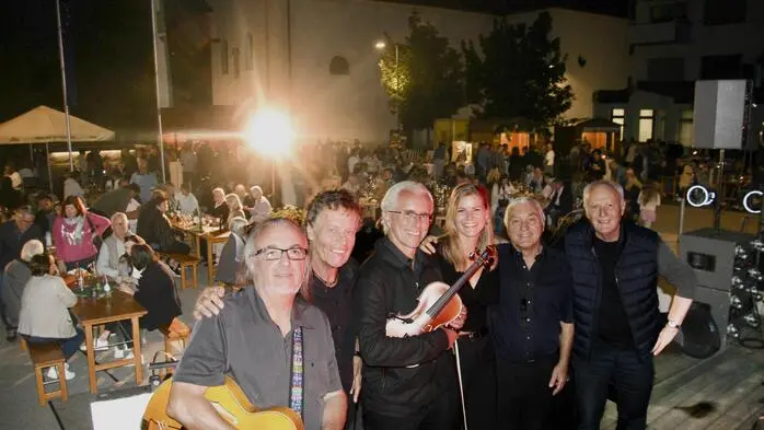 Die Stars des Abends Reinhart Kirchengast, Kurt Keinrath, Hannes Preßl, Berni Pölzl, Reinhard Meyer und Herbert Pilz (v.r.) beim erfolgreichen Open Air am Petersplatz.