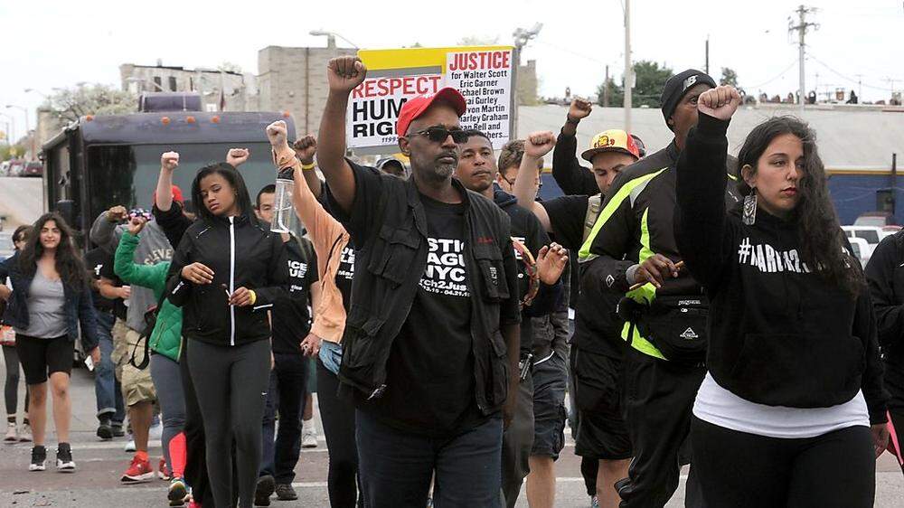 Vor einer Polizeiwache in Baltimore versammelten sich rund hundert Menschen, die mehr Informationen über den Vorfall verlangten