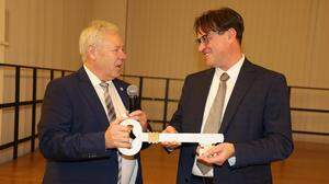 Der scheidende Bürgermeister Gerhard Konrad übergab symbolisch den Schlüssel der Marktgemeinde an den neuen Bürgermeister Anton Edler
