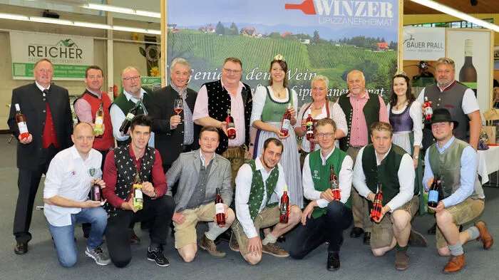 Nach coronabedingter Pause präsentierten die elf Lipizzanerheimatwinzer Bäuchl, Bauer-Prall, Dokter, Herbstwein, Hochstrasser, Kremser-Greitbauer, Lackner, Stocker, Tippler, Zach und Zweiger an zwei Tagen im Freizeitzentrum Stallhofen wieder die beliebte Jahrgangspräsentation unter dem Motto „Wein &amp; Genuss“.