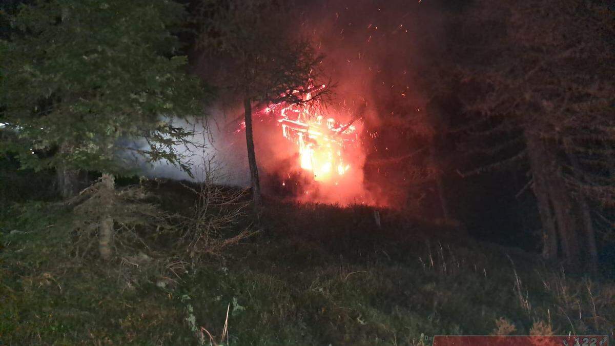 Sechs Feuerwehren standen im Löscheinsatz | Brand einer Almhütte in Rottenstein, Gemeinde Steinfeld