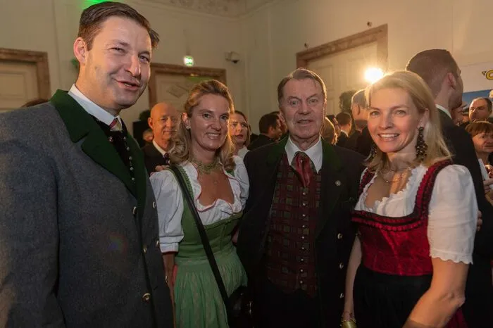 Franz Mayr-Melnhof mit Gattin Eva (rechts), Franz Harnoncourt-Unverzagt mit Laya Seiller-Tarbuk