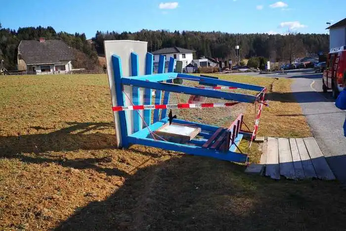 Ein Wartehäuschen in GU kippte um.