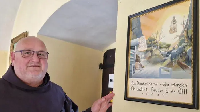 Bruder Elias Unegg mit dem Bild, das an seine wundersame Genesung erinnert
