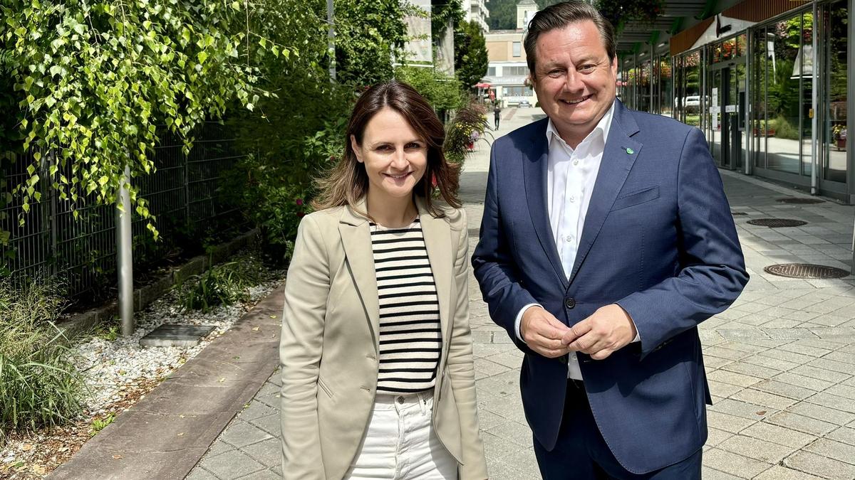 Corinna Scharzenberger und Kurt Egger in der Liezener Fußgängerzone