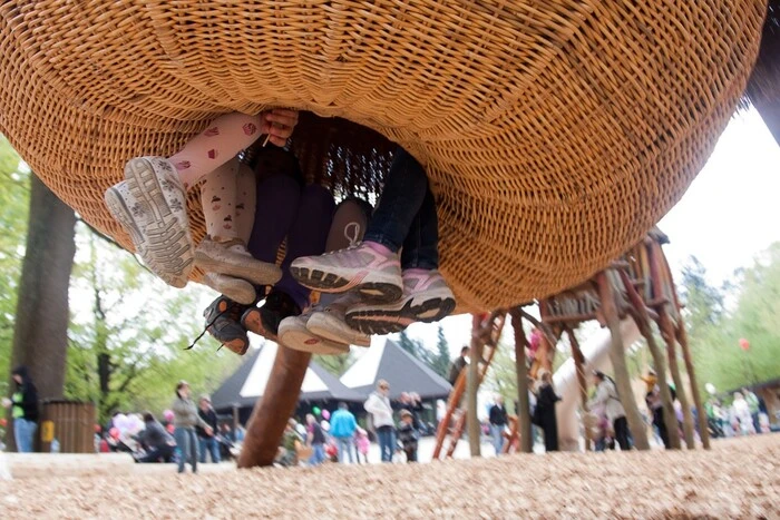 Auf den Spielplätzen können sich die jüngsten Gäste austoben, während die Eltern eine kurze Pause genießen
