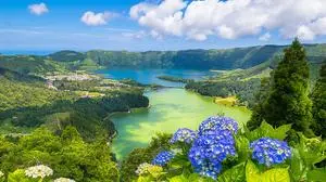 Kraterseen erloschener Vulkane gehören zur Grundausstattung jeder Azoren-Insel