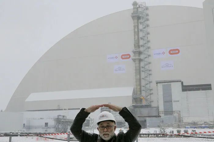 Zudem ist die Konstruktion innen mit Greifarmen ausgestattet. Sie sollen Arbeiten an dem alten Reaktor ermöglichen. In der Anlage befinden sich Experten zufolge noch 200 Tonnen Uran.